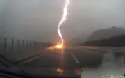 Sét đánh trúng ô tô trên cao tốc ở Trung Quốc, hành khách an toàn nhờ lồng Faraday