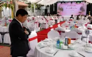Đặt 100 bàn tiệc hoành tráng cho đám cưới con trai, chủ tòa nhà ê chề vì dân làng không một ai đến
