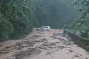 Ô tô mắc kẹt trong bùn đất sạt lở ở Lai Châu, 3 người trên xe an toàn