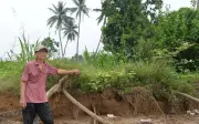 Đất mất dần theo mùa lũ, người dân ven sông Trà Khúc bất an