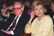 Tỷ phú Warren Buffett: Chọn vợ là quyết định quan trọng nhất đời người