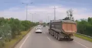 Ô tô phanh gấp giữa làn tốc độ cao để kịp rẽ lối ra trên cao tốc