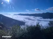 Tà Xùa chạm vào biển mây nơi đỉnh trời Tây Bắc