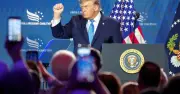 Tòa Tối cao Mỹ ngăn ông Trump sa thải thành viên Fed, nhưng cho phép bãi nhiệm nhân sự FTC