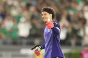Thủ môn Ochoa lập kỷ lục khó phá, sánh ngang Messi và Ronaldo
