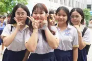 Thí sinh TPHCM hồi hộp bước vào môn thi toán lớp 10 cuối cùng