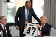 Thủ tướng Đức tặng áo đấu số 47 cho Tổng thống Trump mừng sinh nhật