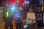 Thanh thiếu niên không đội mũ bảo hiểm, dùng bình xịt cay chống cảnh sát