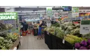 Thực phẩm từng rẻ nay tăng giá: Bữa cơm gia đình thay đổi thế nào?