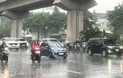 Thời tiết 1/7: Hà Nội mưa to, vùng áp thấp chuẩn bị vào Biển Đông