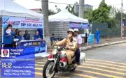 Thiếu tá CSGT dùng xe chuyên dụng đưa nam sinh Hải Phòng gặp sự cố trên đường đến điểm thi