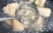 Thịt luộc: Lợi ích sức khỏe và sự thật về bọt trắng khi luộc