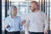 Tại sao nút áo và khóa kéo ở hai bên khác nhau trên quần áo nam và nữ?