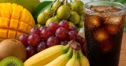 Tại sao trái cây ngọt lành mạnh hơn nước ngọt dù cùng chứa nhiều đường?