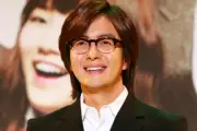 Tài tử Bae Yong Joon hiếm hoi xuất hiện cùng gia đình tại Singapore