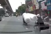 Tài xế chở hàng cồng kềnh gây tai nạn liên hoàn ở Hà Nội