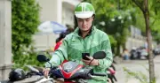 Tài xế Grab kể chuyện chở khách nước ngoài: Từ câu chào đến những kỷ niệm