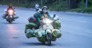 Tài xế không bằng lái vẫn vô tư điều khiển xe máy cồng kềnh ở Hà Nội