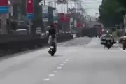 Tài xế 'làm xiếc' trên quốc lộ, bị phạt nặng và tịch thu xe