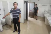 Tài xế ném gói vàng hơn 0,5kg vào nhà vệ sinh khi bị kiểm tra