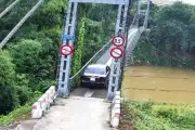 Tài xế Phú Thọ bị phạt 5 triệu, trừ 2 điểm vì lái xe qua cầu treo cấm