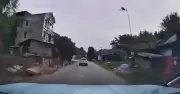 Tài xế phanh dúi dụi tránh bé trai đi xe đạp bất ngờ băng qua đường