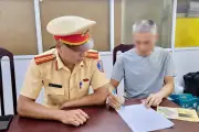 Tài xế xe tải làm rơi bùn đất ra đường Võ Chí Công bị phạt 3 triệu
