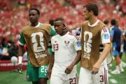 Tiền vệ Qatar bị FIFA treo giò 5 trận vì phạm lỗi gãy chân cầu thủ Canada