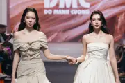 Tiểu Vy nắm tay Thanh Thủy catwalk tại Tuần lễ Thời trang Quốc tế 2026