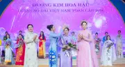 Tân Hoa hậu Di sản Áo dài Việt Nam toàn cầu trả lời ứng xử bằng 3 ngôn ngữ