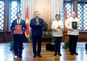 Tổng Bí thư, Chủ tịch nước và Tổng thống Philippines chứng kiến trao văn kiện hợp tác