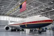 Tổng thống Trump khoe máy bay mới trên không