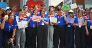 Tình nguyện viên mang cả thế giới cùng cổ vũ thí sinh 'cố lên'