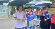 Tình nguyện viên tiếp sức mùa thi giữa nắng nóng gay gắt