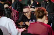 Touliver ngồi xe lăn tại fan meeting SpaceSpeakers kỷ niệm 15 năm