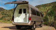 Toyota Hiace 32 năm tuổi gây chú ý với phòng tắm trên xe
