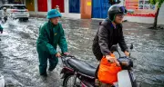 TPHCM: Cứu chiều lại đỗ mưa, người dân bị bỏm dây xe giữa dòng nước ở khu nhà giàu