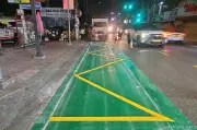 TPHCM phủ sơn phản quang điểm dừng xe buýt để tăng an toàn giao thông