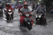 TP.HCM và Nam Bộ tiếp tục có mưa dông, cảnh báo biển động