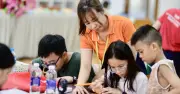 Trẻ em TP.HCM thích thú làm đồ thủ công miễn phí, quên cả tivi và điện thoại