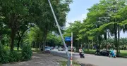 Trụ đèn nghiêng lệch tại Thủ Đức, người dân lo lắng