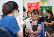 Trẻ tăng cường hoạt động ngoài trời để phòng ngừa các bệnh về tật khúc xạ