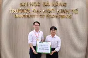 Trao hơn 104 triệu đồng đến sinh viên khó khăn, mẹ bị khiếm thị