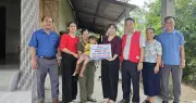 Trao hơn 59 triệu đồng đến cháu bé trải qua 12 ca phẫu thuật sau vụ bỏng xăng