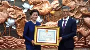 Trao Huân chương Hữu nghị tặng nguyên Đại sứ Campuchia Chea Kimtha