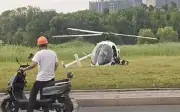 Trực thăng mất kiểm soát, hai người bị văng trong buồng lái