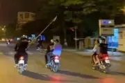Triệu tập 16 thanh niên mang dao phóng lợn náo loạn đường phố Ninh Bình