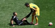 Trọng tài bị chuột rút, cầu thủ lao vào 'cứu' ở World Cup 2026
