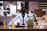 Trung Quốc đưa 100 robot hình người vào nhà dân làm giúp việc