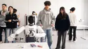 Trung Quốc thiếu hơn 5 triệu hộ lý, đẩy mạnh phát triển robot chăm sóc người già